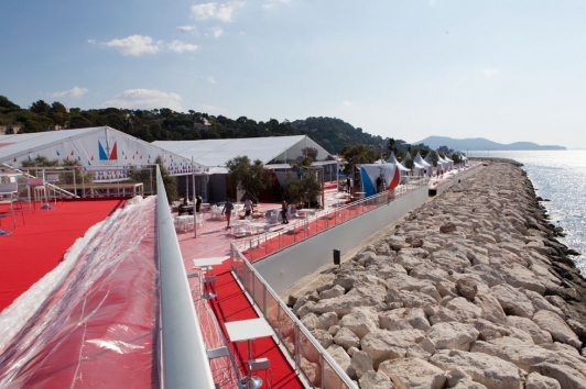 J-3: le montage du village sur l'anse Tabarly au Mourillon bat son plein