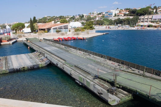 Un pont flottant motorisé a été mis en place à J-7 anse Tabarly au village de la compétition 