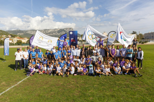 Tournée des drapeaux à Léo Lagrange