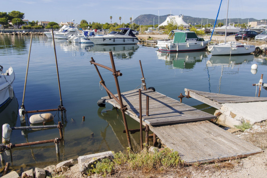 Anciens pontons, devenus vétustes - Port du Lazaret - Petite Mer