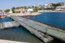 Un pont flottant motorisé a été mis en place à J-7 anse Tabarly au village de la compétition 