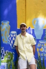 L'artiste Alexandre Benjamin Navet devant une de ses créations